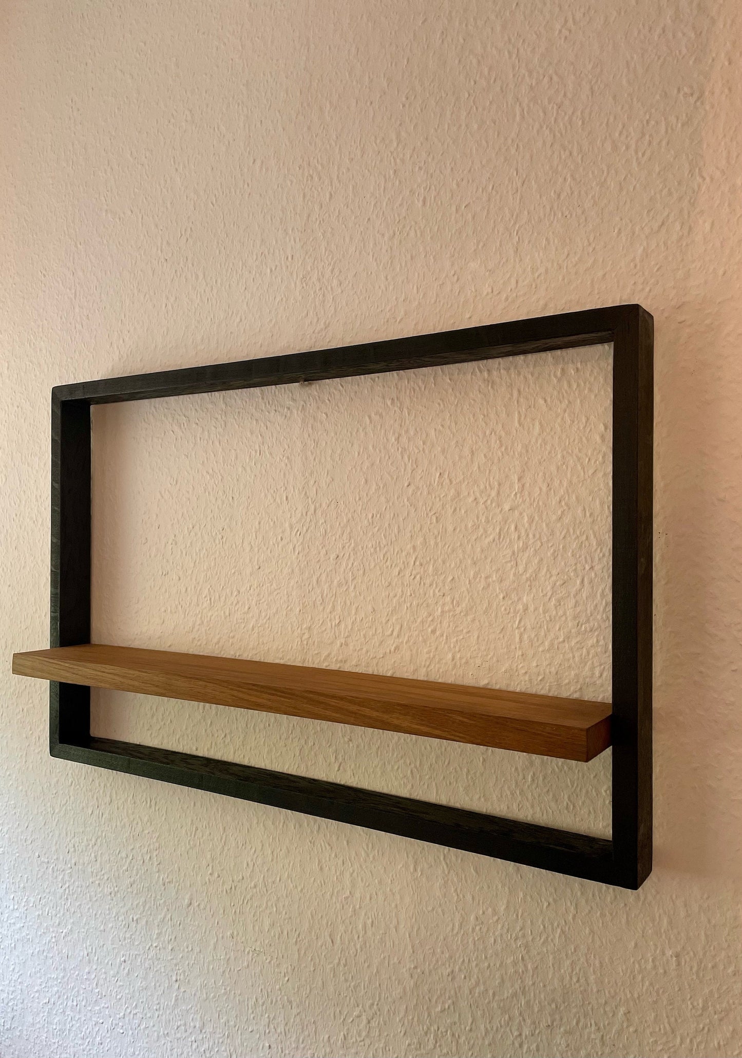 Modernes Wandregal aus Eiche