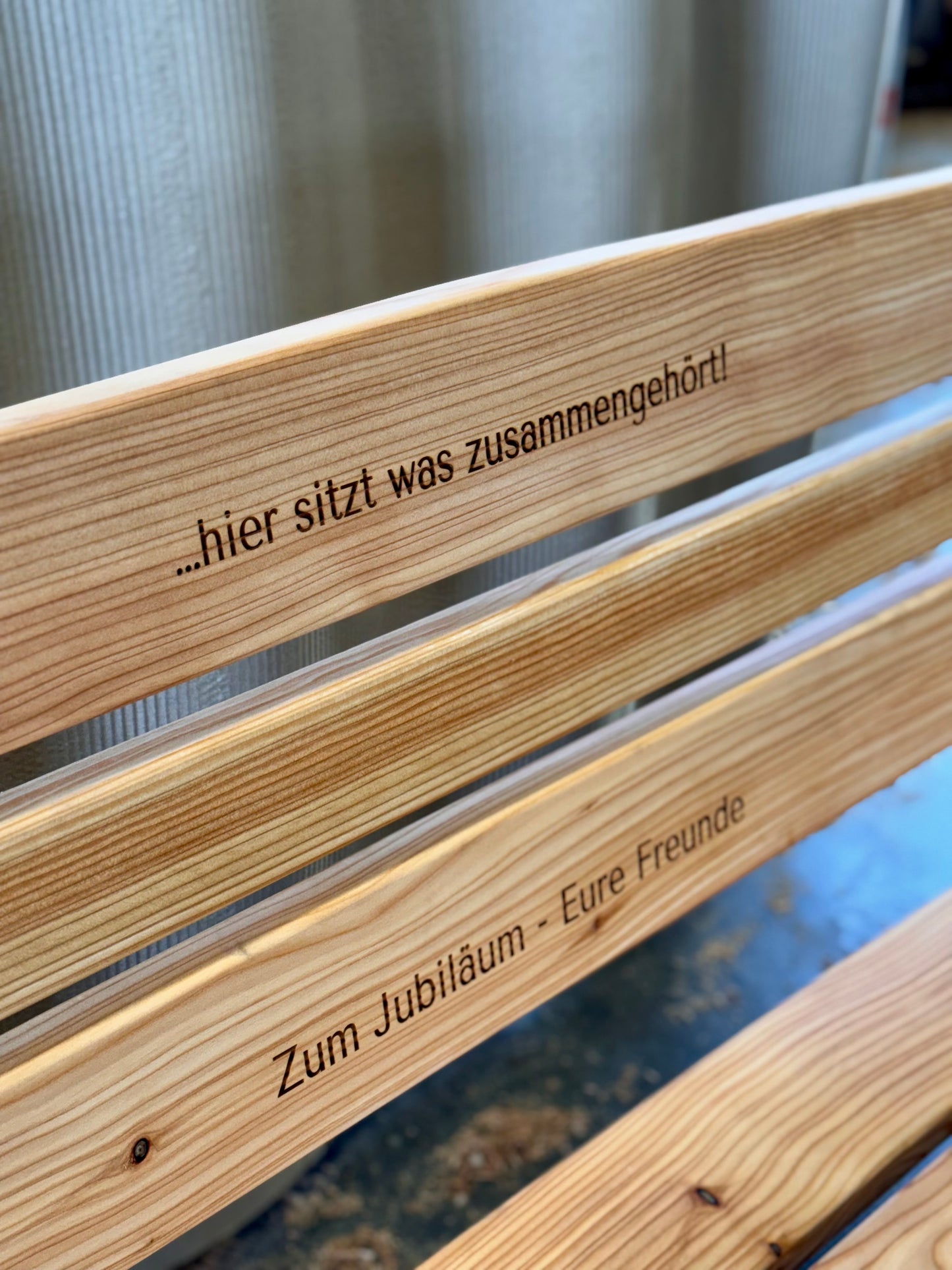 Gartenbank aus heimischer Lärche - Kostenlose Gravur mit Ihrem Wunschtext