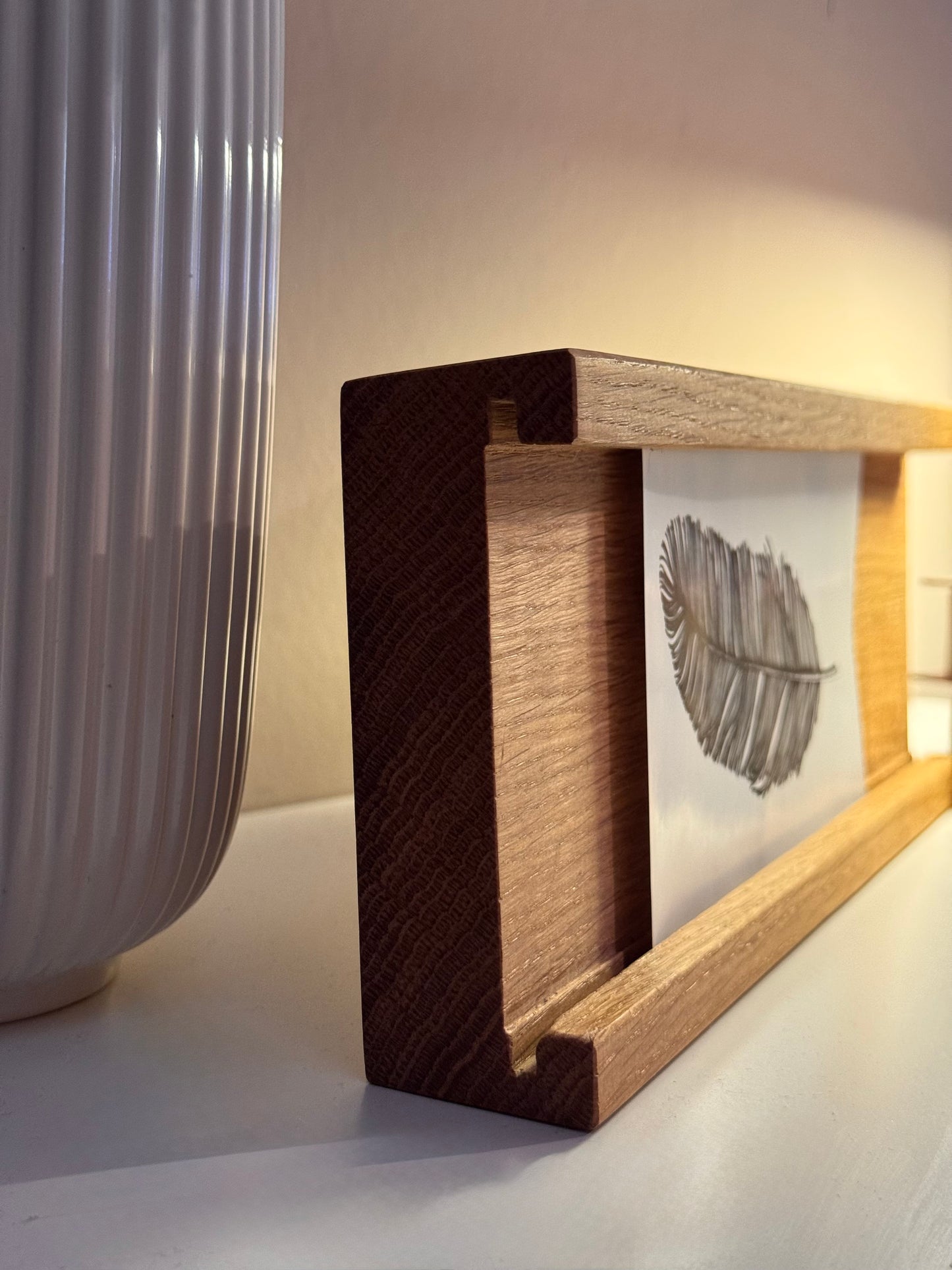 Minimalistisches Eichen-Foto-Standregal – Handgefertigter Holzrahmen für Fotos & Postkarten
