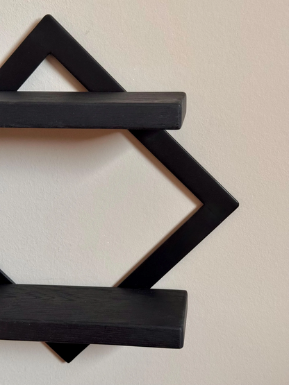 Wandregal aus Metall mit Holzablage
