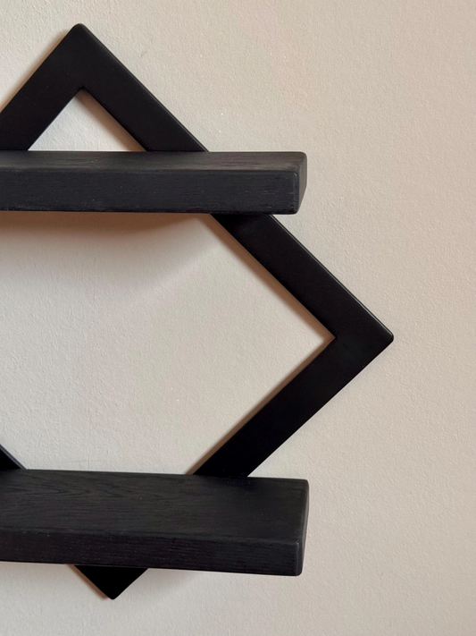Wandregal aus Metall mit Holzablage
