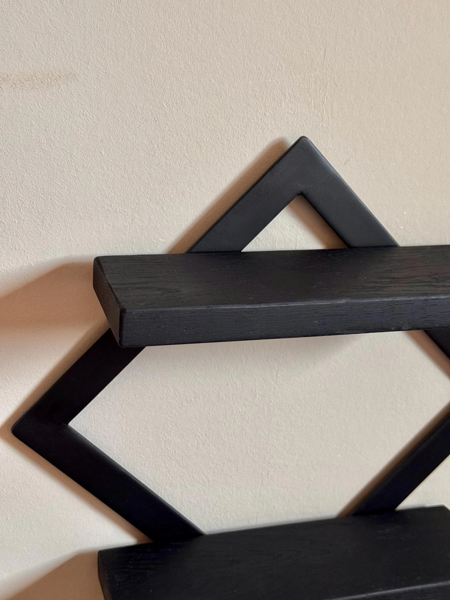 Wandregal aus Metall mit Holzablage