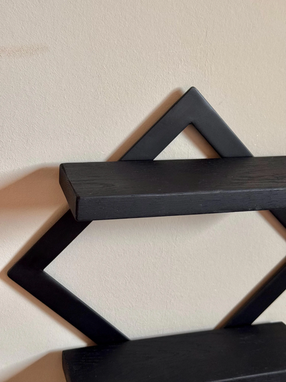 Wandregal aus Metall mit Holzablage