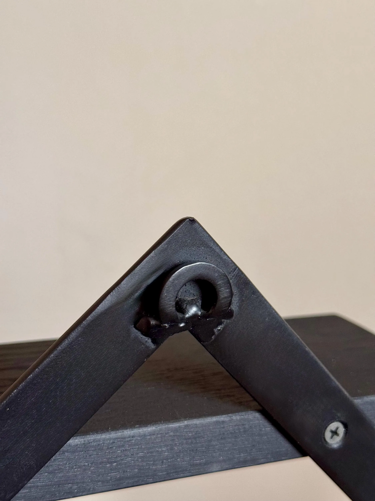 Wandregal aus Metall mit Holzablage
